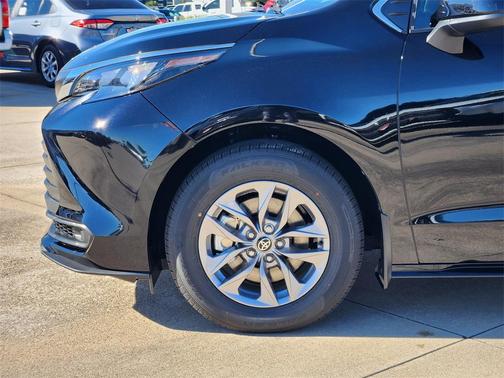 2025 Toyota Sienna LE