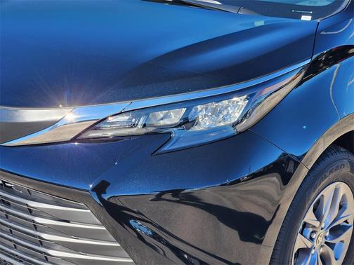 2025 Toyota Sienna LE