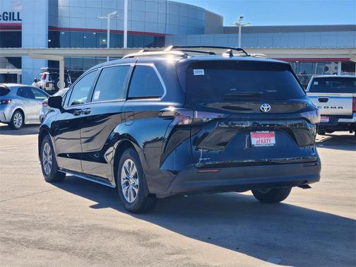 2025 Toyota Sienna LE