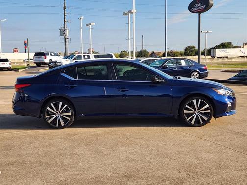 2022 Nissan Altima SR FWD