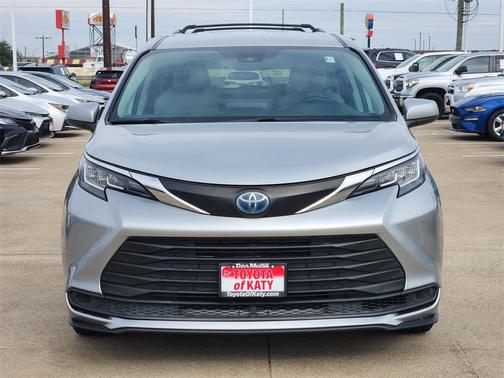 2023 Toyota Sienna LE