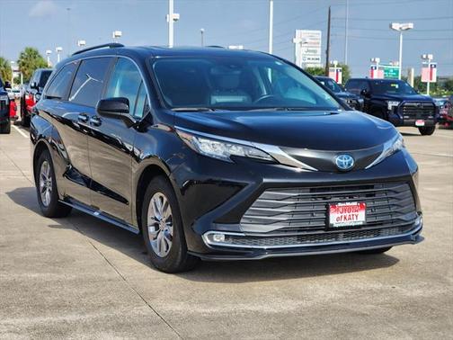 2023 Toyota Sienna XLE 8 Passenger