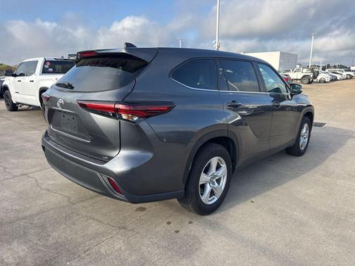 Magnetic Gray Metallic 2025 Toyota Highlander LE