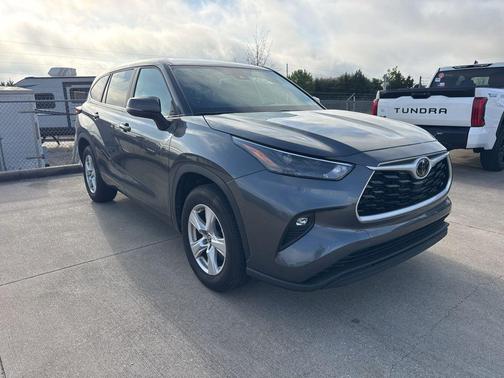 Magnetic Gray Metallic 2025 Toyota Highlander LE