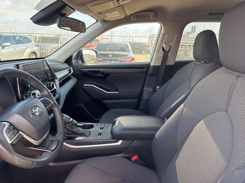 Magnetic Gray Metallic 2025 Toyota Highlander LE