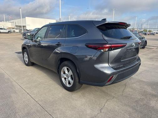 Magnetic Gray Metallic 2025 Toyota Highlander LE