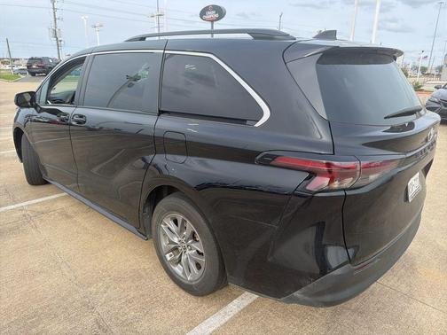 2024 Toyota Sienna LE