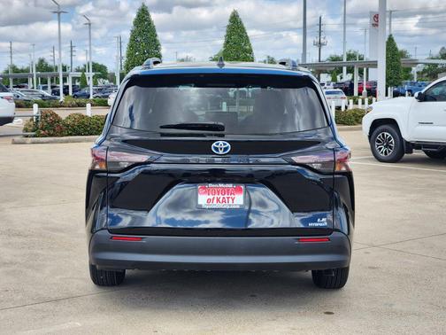 2024 Toyota Sienna LE