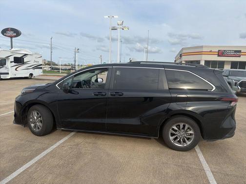 2024 Toyota Sienna LE
