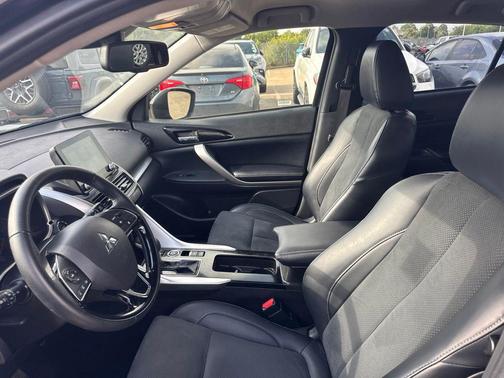 Labrador Black Pearl 2025 Mitsubishi Eclipse Cross SE