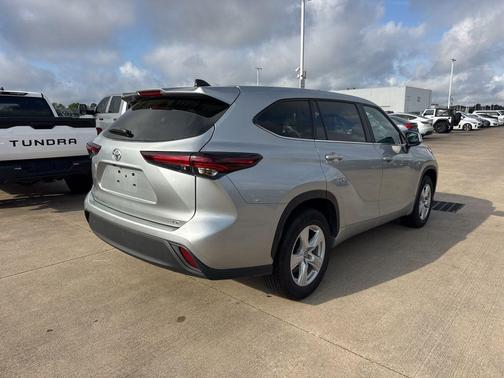 Celestial Silver Metallic 2025 Toyota Highlander LE