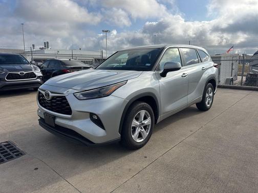 Celestial Silver Metallic 2025 Toyota Highlander LE