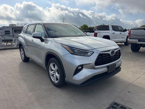 Celestial Silver Metallic 2025 Toyota Highlander LE