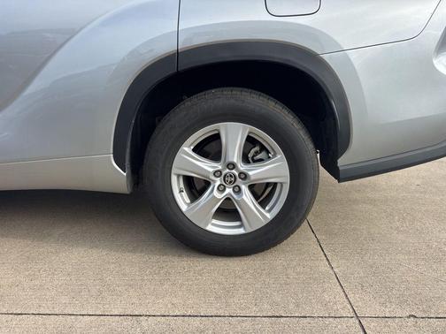 Celestial Silver Metallic 2025 Toyota Highlander LE