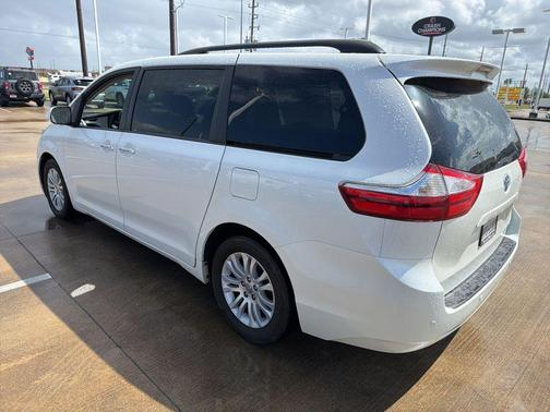 Blizzard Pearl 2017 Toyota Sienna XLE Premium