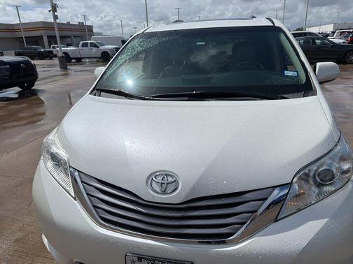 Blizzard Pearl 2017 Toyota Sienna XLE Premium