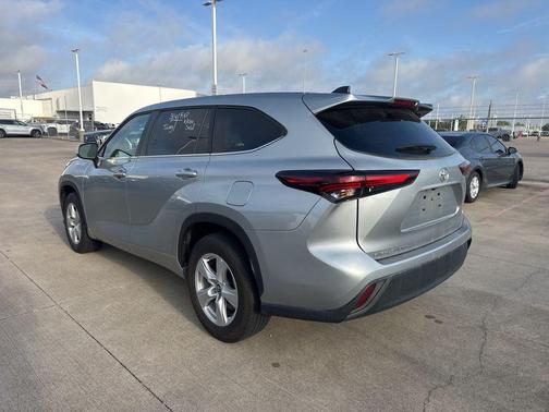 Celestial Silver Metallic 2025 Toyota Highlander LE