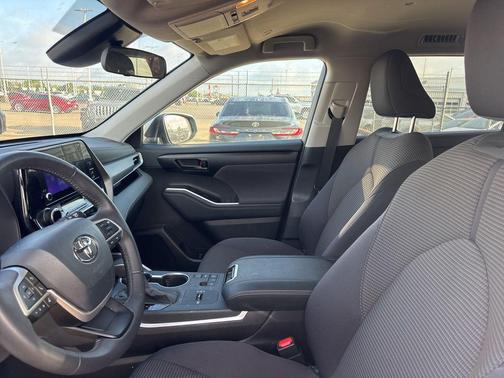 Celestial Silver Metallic 2025 Toyota Highlander LE