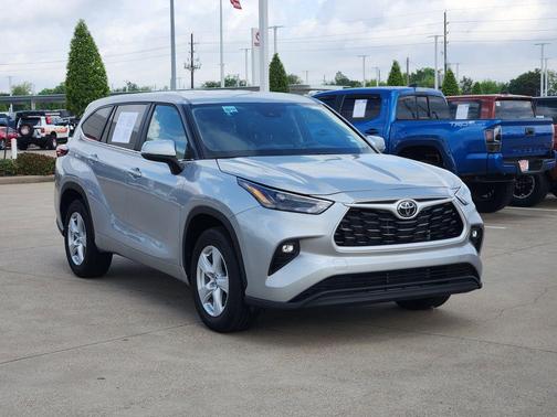 Celestial Silver Metallic 2025 Toyota Highlander LE