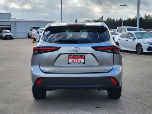 Celestial Silver Metallic 2025 Toyota Highlander LE