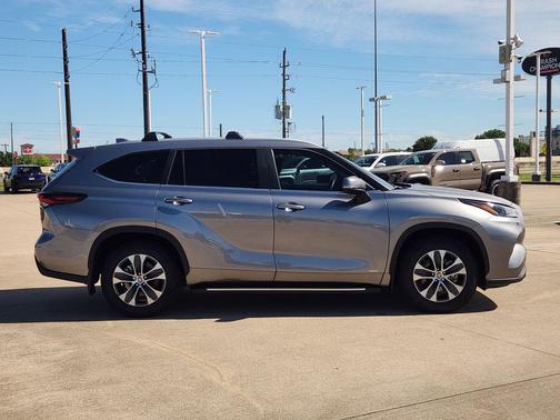 Heavy Metal 2025 Toyota Highlander Hybrid XLE