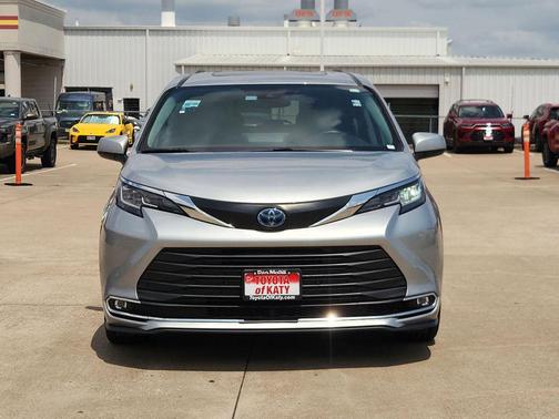 Celestial Silver Metallic 2022 Toyota Sienna XLE