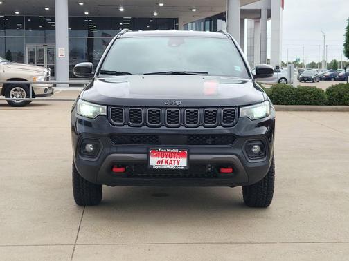 Diamond Black Crystal Pearlcoat 2025 Jeep Compass Trailhawk