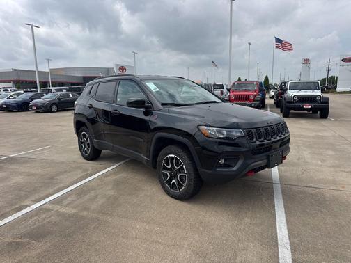 Diamond Black Crystal Pearlcoat 2025 Jeep Compass Trailhawk