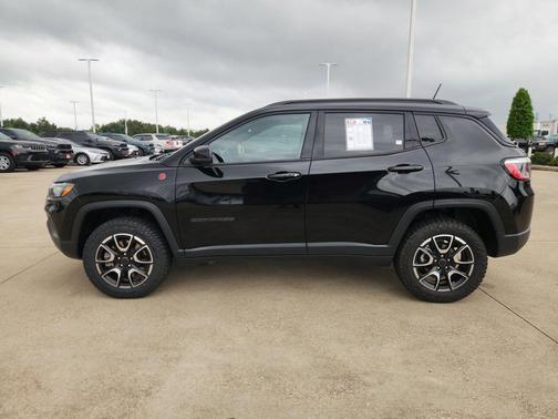 Diamond Black Crystal Pearlcoat 2025 Jeep Compass Trailhawk