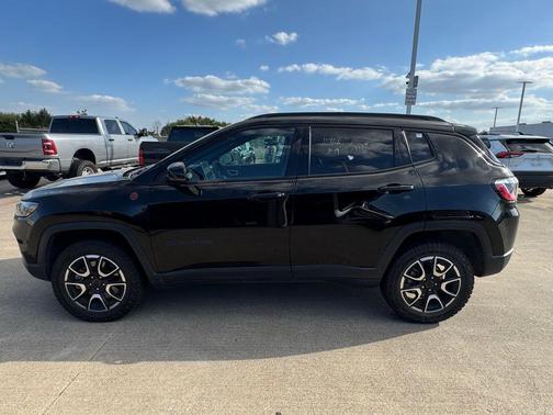 Diamond Black Crystal Pearlcoat 2025 Jeep Compass Trailhawk