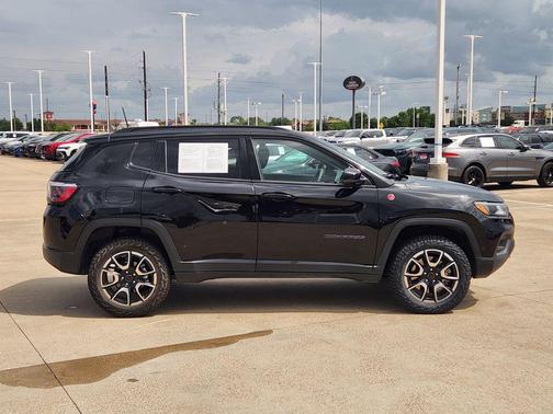 Diamond Black Crystal Pearlcoat 2025 Jeep Compass Trailhawk