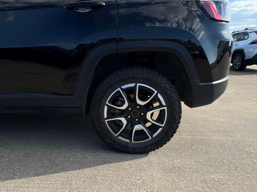 Diamond Black Crystal Pearlcoat 2025 Jeep Compass Trailhawk