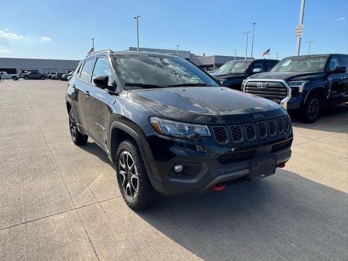 Diamond Black Crystal Pearlcoat 2025 Jeep Compass Trailhawk