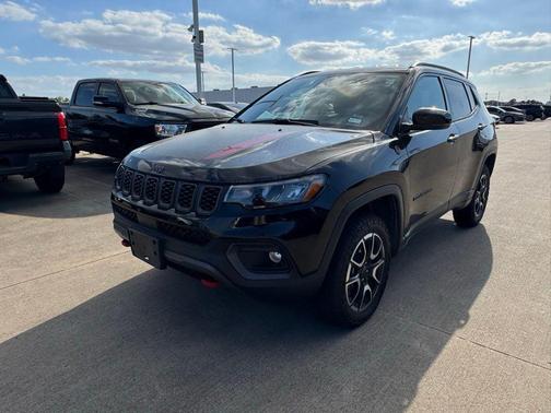 Diamond Black Crystal Pearlcoat 2025 Jeep Compass Trailhawk