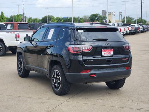 Diamond Black Crystal Pearlcoat 2025 Jeep Compass Trailhawk