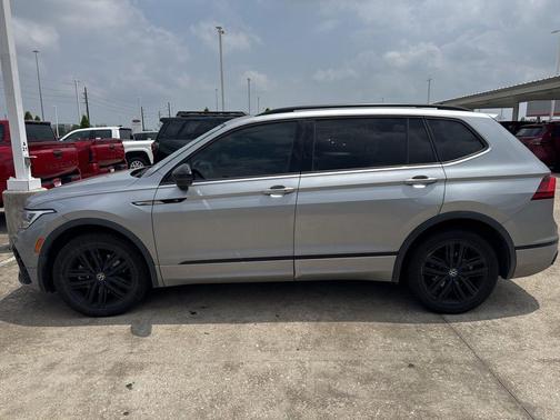 Platinum Gray Metallic 2022 Volkswagen Tiguan 2.0T SE R-Line Black