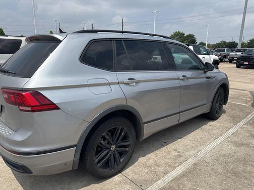 Platinum Gray Metallic 2022 Volkswagen Tiguan 2.0T SE R-Line Black