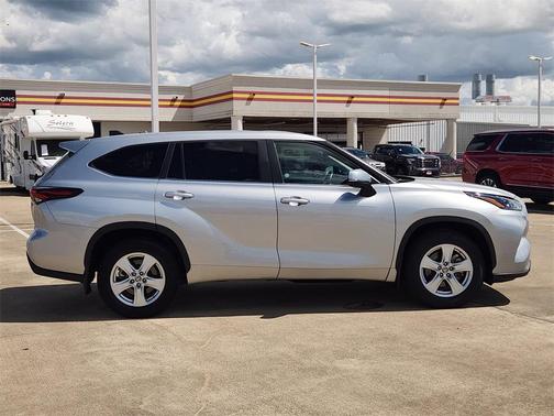 2024 Toyota Highlander LE