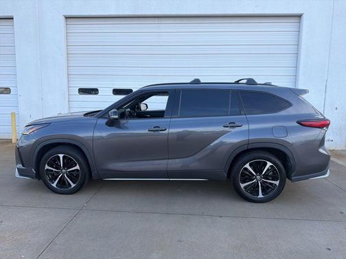 Magnetic Gray Metallic 2021 Toyota Highlander XSE