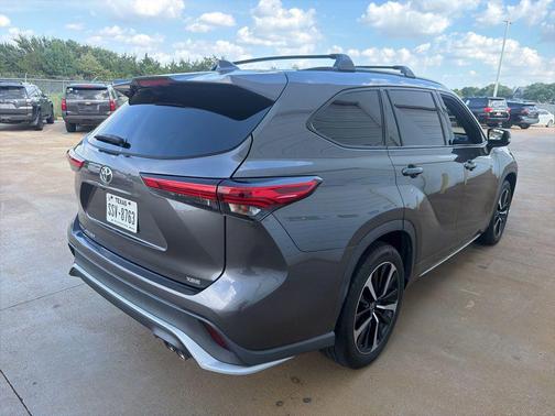 Magnetic Gray Metallic 2021 Toyota Highlander XSE