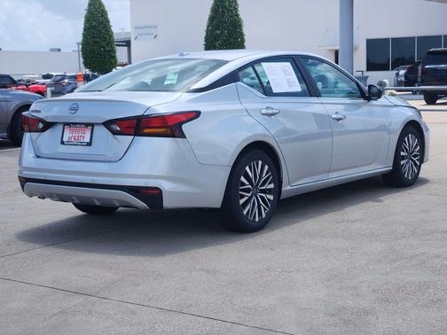 Brilliant Silver Metallic 2025 Nissan Altima 2.5 SV