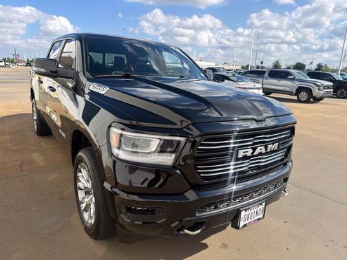 Diamond Black Crystal Pearlcoat 2024 RAM 1500 Laramie