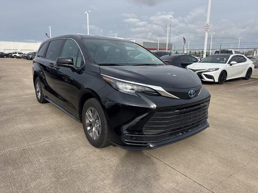 2025 Toyota Sienna LE