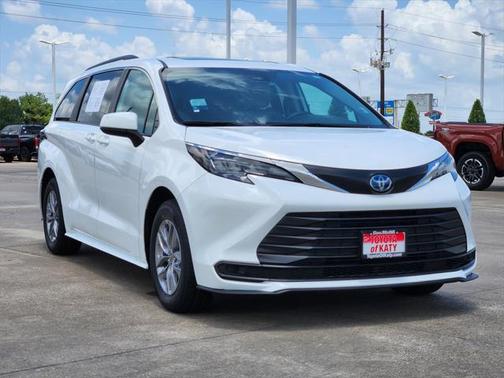 2024 Toyota Sienna LE