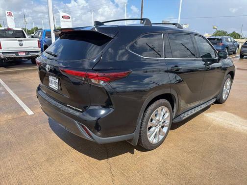 Midnight Black Metallic 2025 Toyota Highlander Limited