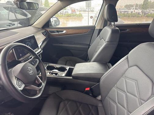 Pure White 2025 Volkswagen Atlas 2.0T SE w/Technology