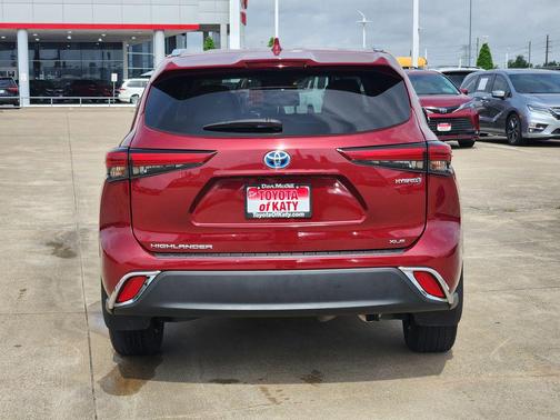 Pearl 2023 Toyota Highlander Hybrid XLE