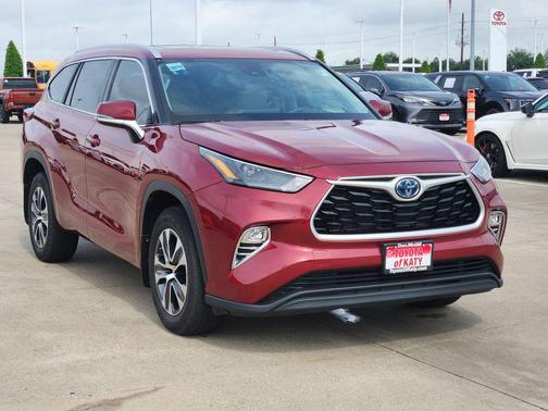Pearl 2023 Toyota Highlander Hybrid XLE