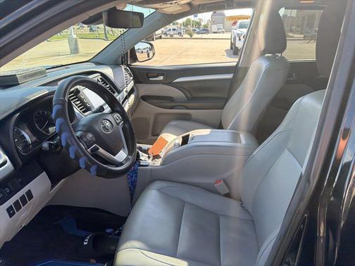 Midnight Black Metallic 2018 Toyota Highlander XLE