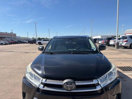 Midnight Black Metallic 2018 Toyota Highlander XLE